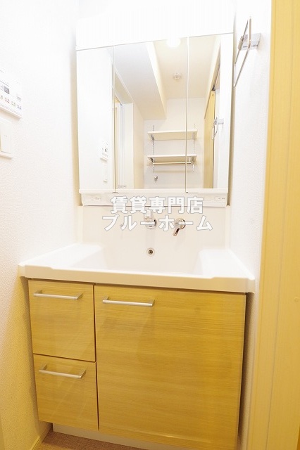 洗面設備　あると嬉しい三面鏡独立洗面台！