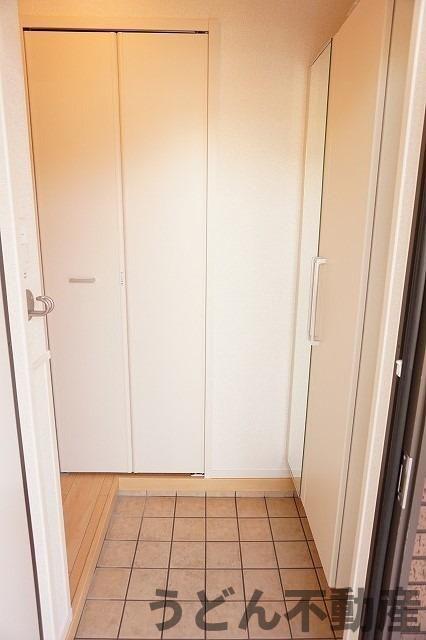 玄関　うどん県のお部屋探しはうどん不動産へ うどんちゃんとLINE