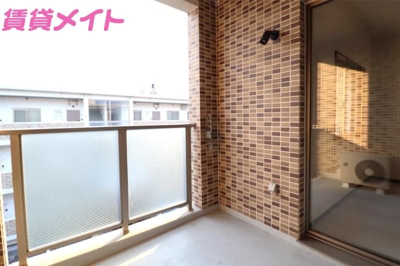 バルコニー　同建物別部屋写真です