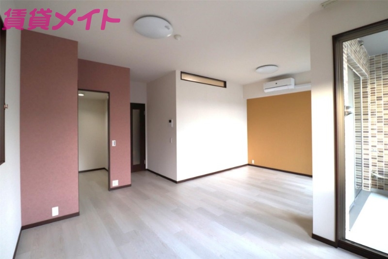 居室・リビング　同建物別部屋写真です