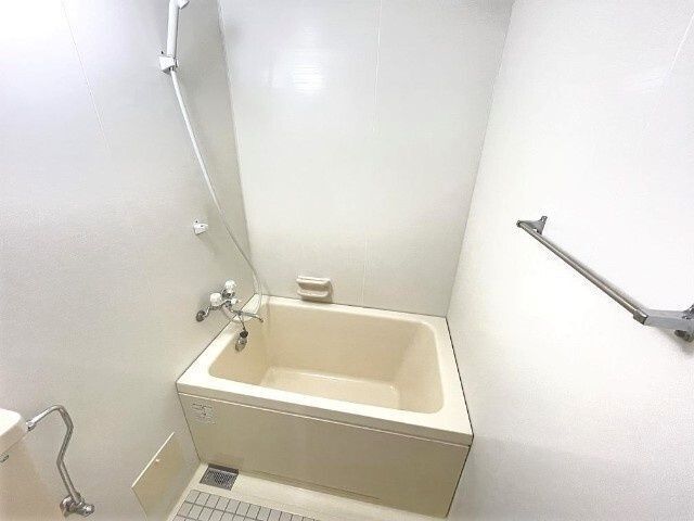 バス・シャワールーム　奥行きもあり、荷物も沢山配置できますね♪