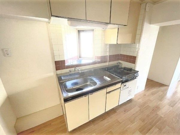 キッチン　白基調のお部屋です。お部屋とキッチンも仕切れます！