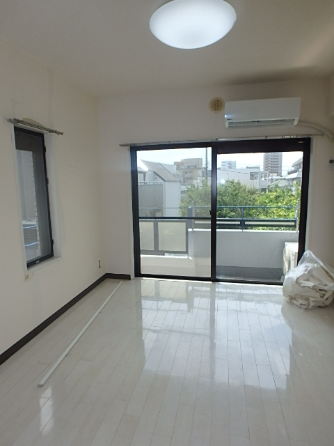 居室・リビング　白を基調とした明るいお部屋です