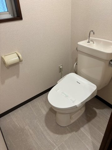 トイレ　換気扇がありますが、窓も付いています♪