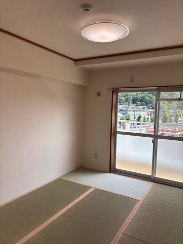 その他部屋・スペース　南西向きで陽当り良好の和室６帖です。エアコン設置可能です♪