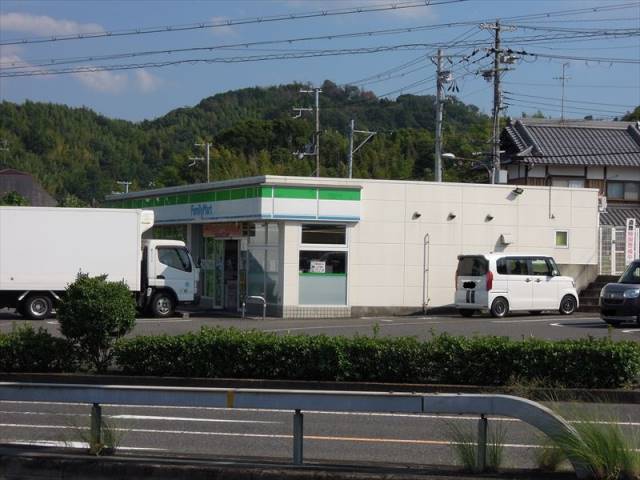 コンビニ　ファミリーマート（コンビニ）まで343m
