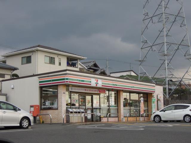 コンビニ　セブンイレブン（コンビニ）まで555m