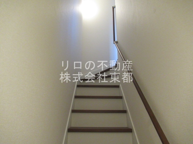 玄関　階段があるので玄関から直接お部屋を見られる心配がありません☆