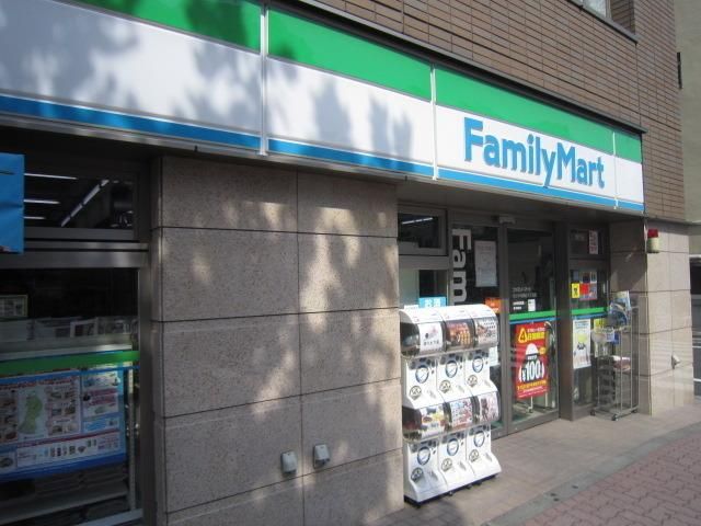 コンビニ　ファミリーマート（コンビニ）まで650m
