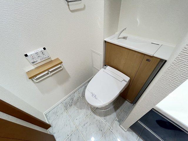 トイレ　落ち着いた色調のトイレです