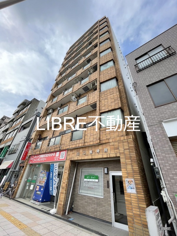 建物外観　１階にはＡＴＭとコインランドリーがあります