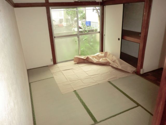 その他部屋・スペース　綺麗な畳の６帖。いぐさの香りが心地よい