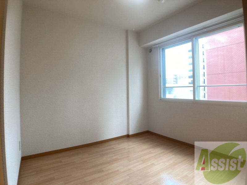 その他部屋・スペース　寝室はこちらです。光が差し込む、温かみのあるお部屋です。