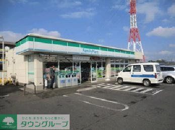 コンビニ　ファミリーマート（コンビニ）まで710m