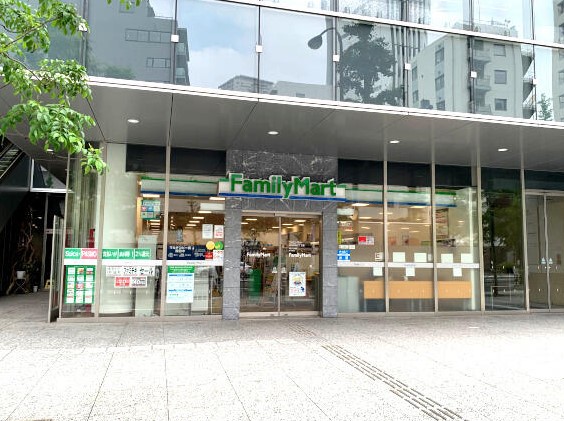 コンビニ　ファミリーマート恵比寿南三丁目店（コンビニ）まで118m