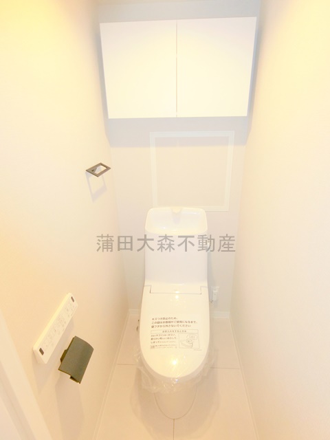 トイレ　棚収納と温水暖房便座付きのトイレ