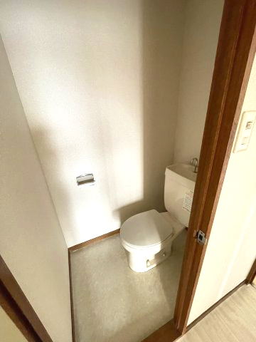 トイレ　(参考)同物件他部屋のお写真です