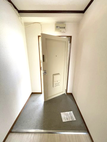 玄関　(参考)同物件他部屋のお写真です