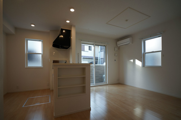 居室・リビング　同じ建物の別なお部屋