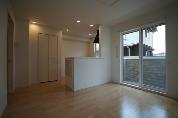 居室・リビング　同じ建物の別なお部屋