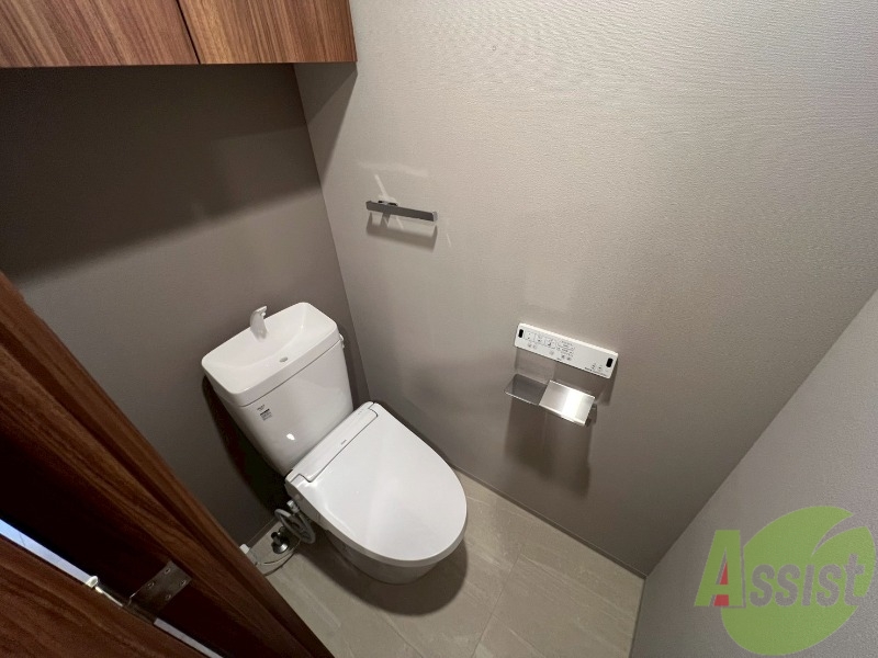 トイレ　こちらはトイレです。ピカピカなトイレで、気持ちも良いですね。