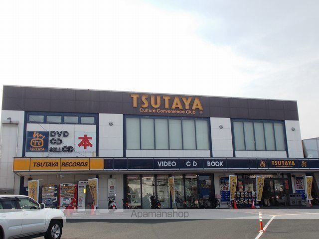 レンタルビデオ　ＴＳＵＴＡＹＡ岡富店（レンタルビデオ）まで550m