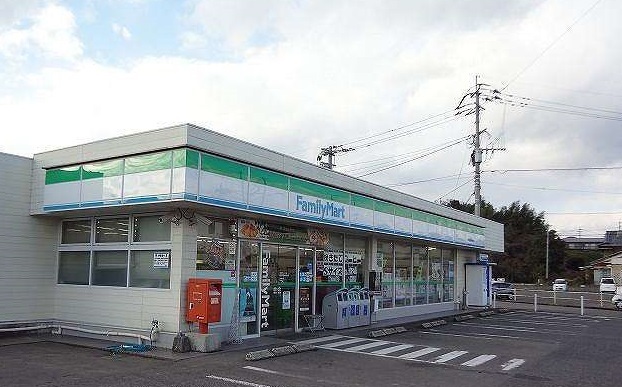 コンビニ　ファミリーマート（コンビニ）まで300m