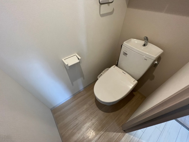 トイレ　こちらはトイレです。清潔感があり、安心して使用できます。