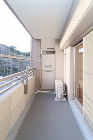 バルコニー　別号室のものになります。現状優先になります。