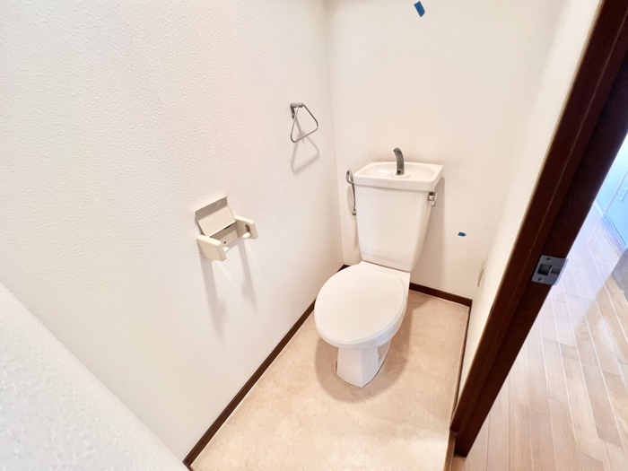 トイレ　別号室のお部屋になります。