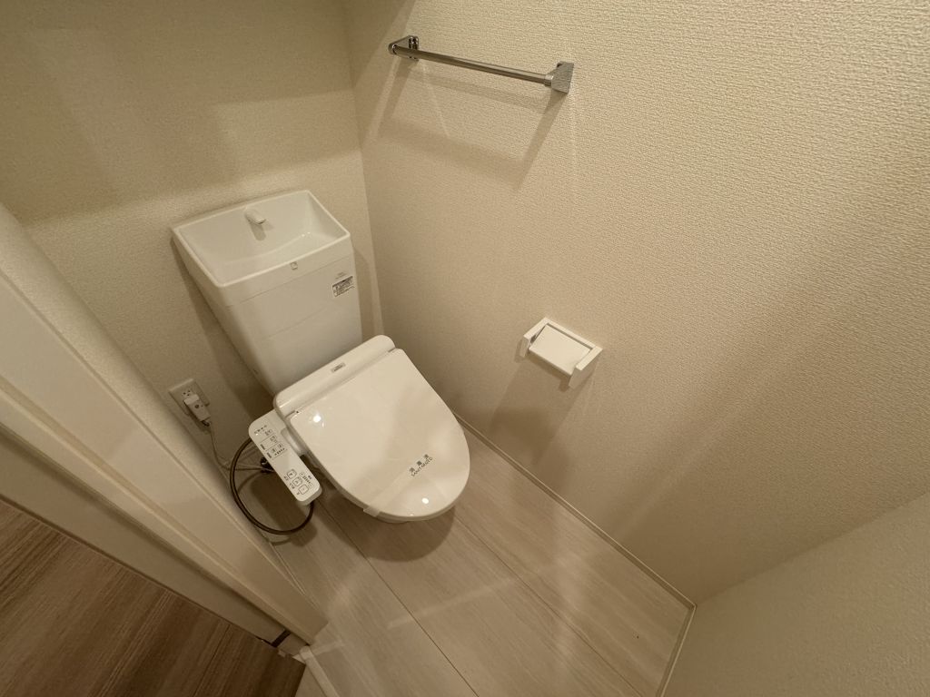 トイレ　落ち着いた色調のトイレです