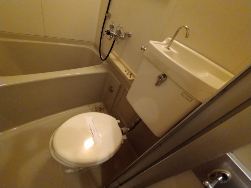 トイレ　トイレです。お風呂と同室になってますのでコンパクト。