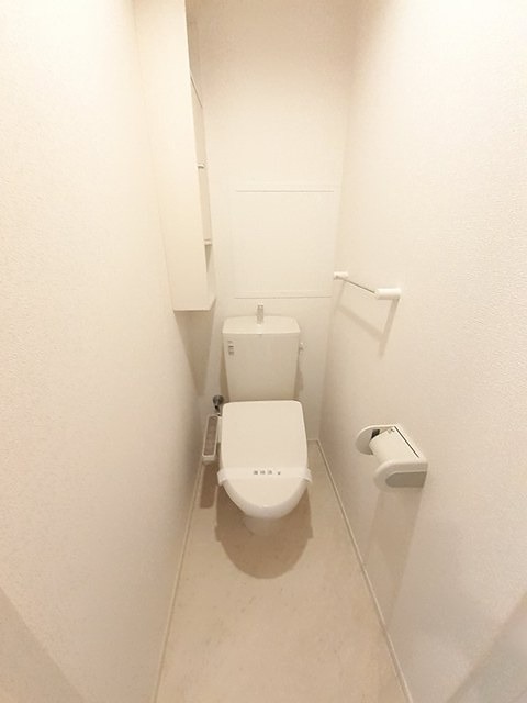 トイレ　ウォシュレット機能付きです。
