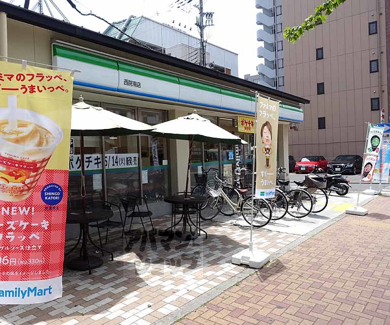 コンビニ　ファミリーマート西院南店（コンビニ）まで240m