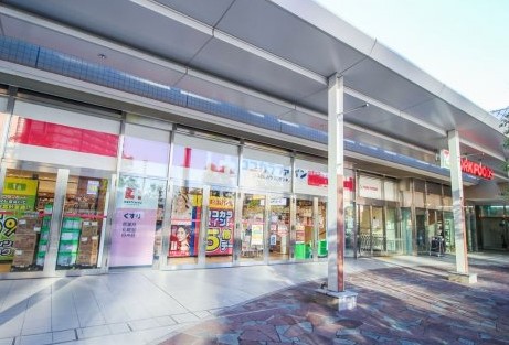 ドラックストア　ココカラファインヨークフーズ新宿富久店（ドラッグストア）まで372m