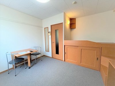 居室・リビング　テーブルは折り畳みできます！