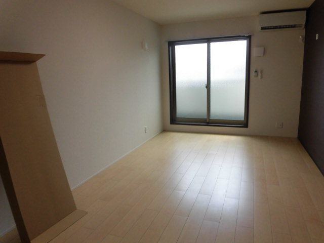 居室・リビング　エアコン付きなので年中快適に過ごせるお部屋です