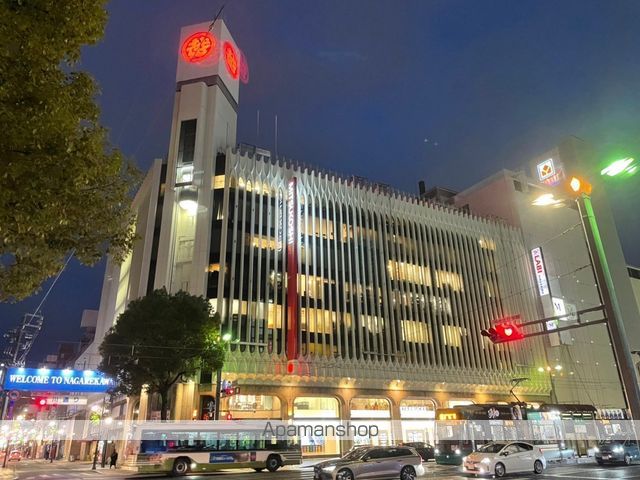 ショッピングセンター　三越デパート（ショッピングセンター）まで553m