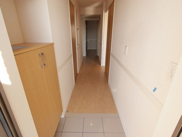 玄関　玄関を入ると廊下があります