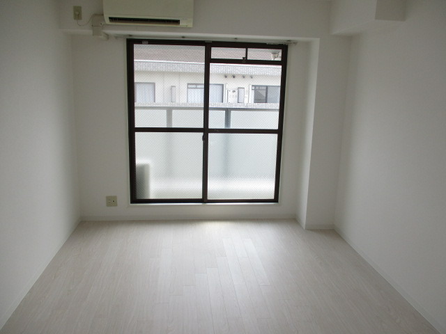 居室・リビング　白を基調にしたきれいなお部屋です