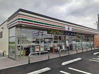 コンビニ　セブンイレブン（コンビニ）まで930m
