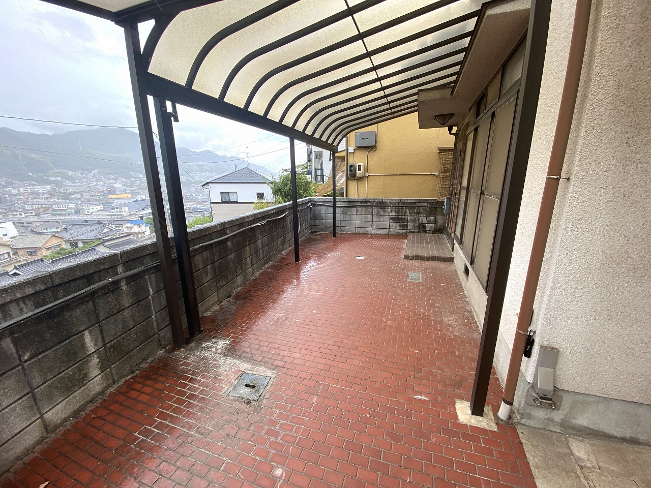 その他共有部分　テラス屋根が付いているので雨の日も安心！自転車も置けます。