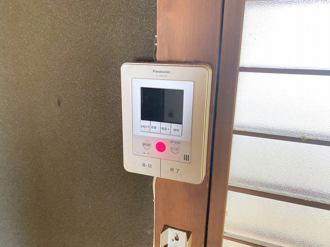 セキュリティ　玄関に出ず来客対応ができるモニター付きインターホンです。