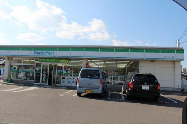 コンビニ　ファミリーマート中央インター南店（コンビニ）まで670m