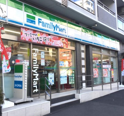 コンビニ　ファミリーマート市谷柳町店（コンビニ）まで552m