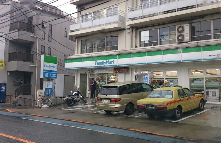 コンビニ　ファミリーマート 幡ヶ谷駅北口店（コンビニ）まで553m