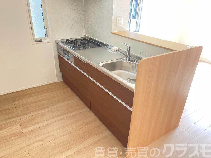 キッチン　効率よくお料理できる３口コンロ付き♪