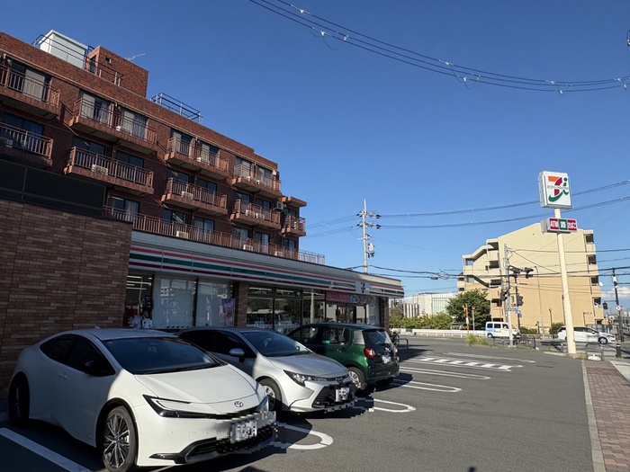 コンビニ　セブンイレブン（コンビニ）まで300m