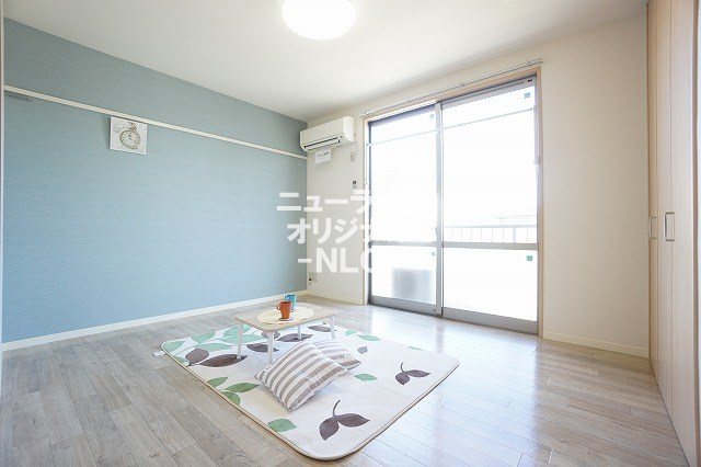 居室・リビング　お部屋を印象付けるアクセントクロスを採用☆（備品は撮影用）