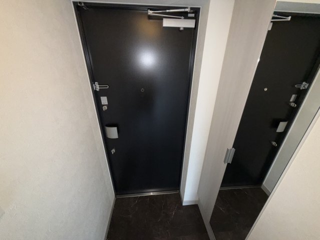玄関　同物件別部屋写真